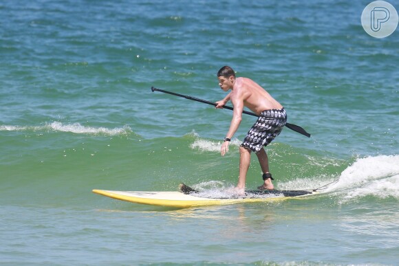 José Loreto curtiu o sol desta terça-feira, 2 de setembro de 2014, no mar da Barra da Tijuca, na Zona Oeste do Rio. Só de bermuda, o ator se bronzeou e exibiu sua barriga tanquinho enquanto praticava stand up paddle