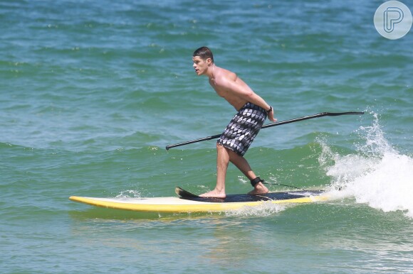 José Loreto curtiu o sol desta terça-feira, 2 de setembro de 2014, no mar da Barra da Tijuca, na Zona Oeste do Rio. Só de bermuda, o ator se bronzeou e exibiu sua barriga tanquinho enquanto praticava stand up paddle