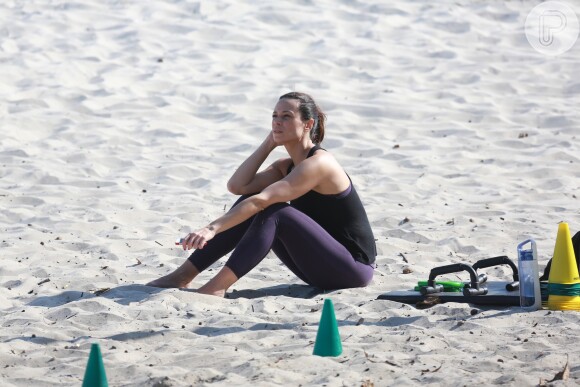 Vanessa Gerbelli malhou na tarde desta terça-feira, 2 de setembro de 2014, na praia da Barra da Tijuca. Acompanhada por sua personal trainer, a atriz mostrou que está em plena forma física aos 41 anos de idade