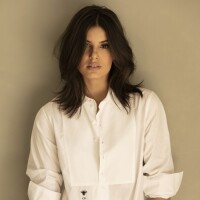 Novo visual! Camila Queiroz corta cabelo para novela 'Verão 90': 'Me adaptando'
