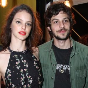 Chay Suede e Laura Neiva trocam beijos em Fernando de Noronha, em 14 de novembro de 2018