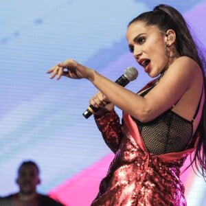 'Oi! Aqui é Anitta e eu estou invadindo o celular da Luane para falar que eu sou team Luane na 'Fazenda'', afirmou a cantora