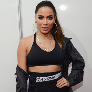 Anitta fez tratamento a lazer para remover uma clave de sol no ombro: 'Enjoei'