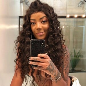 Ludmilla fez uma tatuagem com formas tribais e flores nas mãos e embaixo dos seios 