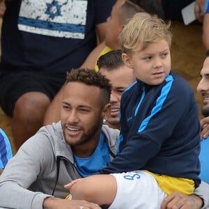 'O moleque está empolgado', escreveu Neymar ao mostrar o filho, Davi Lucca, dançando