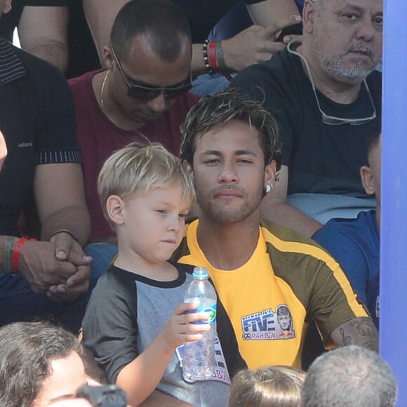 Filho de Neymar, Davi Lucca usou um conjunto e tênis da marca espanhola Balenciaga