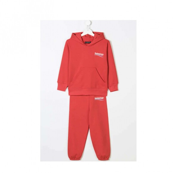 O conjunto vermelho e de moletom da Balenciaga Kids que Davi Lucca vestia está disponível por R$ 2,4 mil