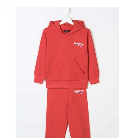 O conjunto vermelho e de moletom da Balenciaga Kids que Davi Lucca vestia está disponível por R$ 2,4 mil