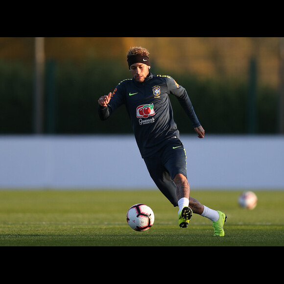 Neymar está treinando em Londres com a seleção brasileira e recebeu a visita do filho, Davi Lucca