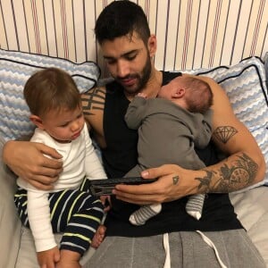 Gusttavo Lima é presente na rotina dos filhos, Gabriel e Samuel