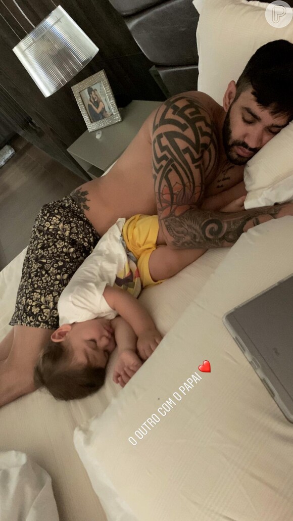 Andressa Suita mostrou Gusttavo Lima dormindo com filho Gabriel nesta quarta-feira, 14 de novembro de 2018