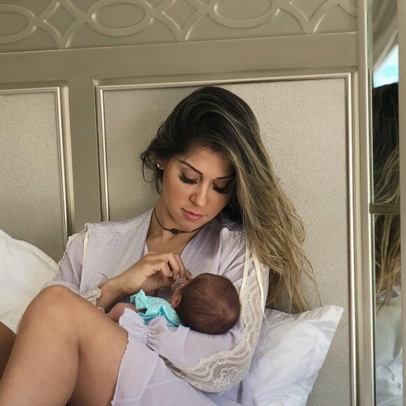 Filha de Arthur Aguiar e Mayra Cardi, Sophia nasceu por meio de uma cesárea