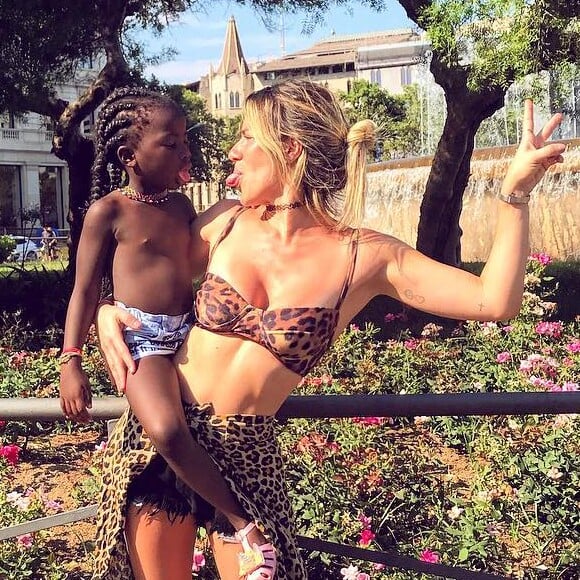 Giovanna Ewbank e a filha, Títi, brincaram de boneca: 'Olha que delícia essa sopinha de amora? É sua filha ou sua irmã que você vai dar?'