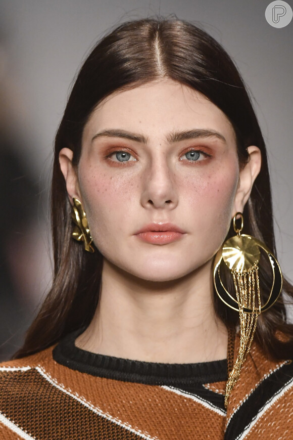 Maquiagem dourada é tendência para o verão. Dourado bem amarelado no look Yves Saint Laurent