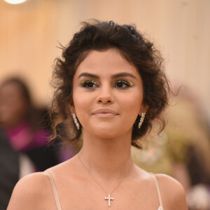 Maquiagem dourada é tendência para o verão. Selena Gomez apostou no olho com glitter para o met gala