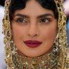 Maquiagem dourada é tendência para o verão. Priyanka Chopra apostou no glitter para o baile do MET 2018