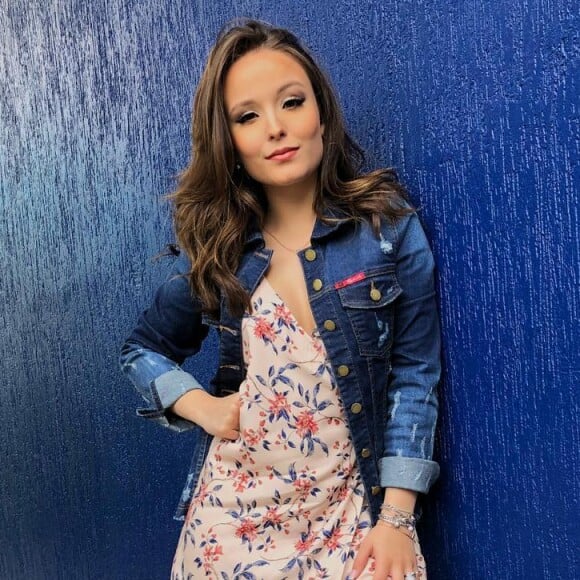 Larissa Manoela vai assinar o contrato com a Netflix ainda esta semana: 'Por isso as malas prontas, amanhã eu embarco para Los Angeles para assinar o contrato'