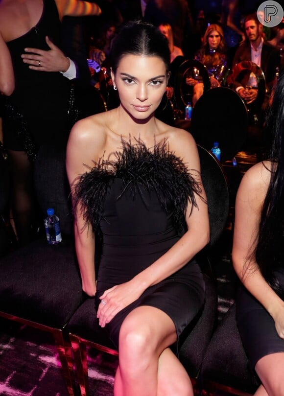 Kendall Jenner usou look com plumas para receber o prêmio de Ícone do Ano no #REVOLVE Awards, no Palms Casino Resort em Las Vegas, no último final de semana