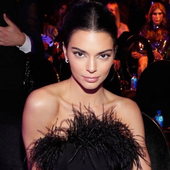 Kendall Jenner usou look com plumas para receber o prêmio de Ícone do Ano no #REVOLVE Awards, no Palms Casino Resort em Las Vegas, no último final de semana