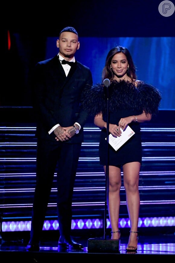 Anitta concorreu no Grammy 2018 os prêmios de 'Melhor Canção Urbana', por sua parceria com Jbalvin em 'Downtown', e '"Melhor Fusão', com 'Sua Cara'