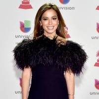 Decote ombro a ombro com plumas: o look de Anitta no Grammy Latino 2018. Fotos!