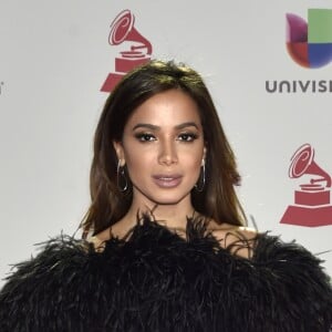 Anitta usou vestido ombro a ombro com plumas e sandália com detalhe em cristal Yves Saint Laurent