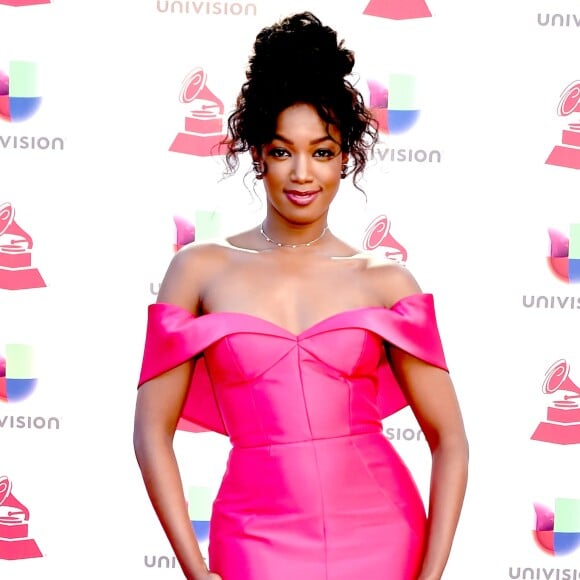 Iza fez show com a banda Piso 21 e foi aplaudida de pé após apresentação da música 'Hechicera', sucesso do grupo homenageado da noite, Maná