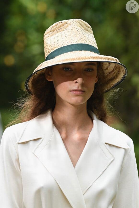 Chapéus para proteger o rosto do sol no verão. Chapéu de palha da Tory Burch tem acabamento em fita e modelo atemporal