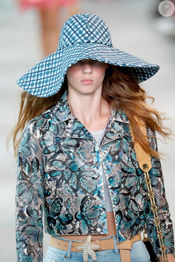Chapéus para proteger o rosto do sol no verão. Modelo em tecido estampado com abas largas de Michael Kors