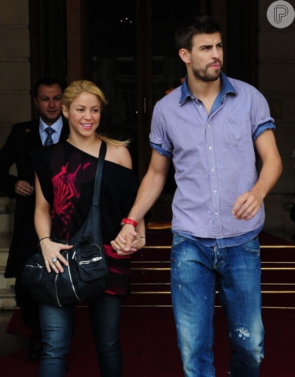 A cantora Shakira e o jogador Gerard Piqué assumiram o namoro em março de 2011 e tiveram seu primeiro filho, Milan, em janeiro deste ano