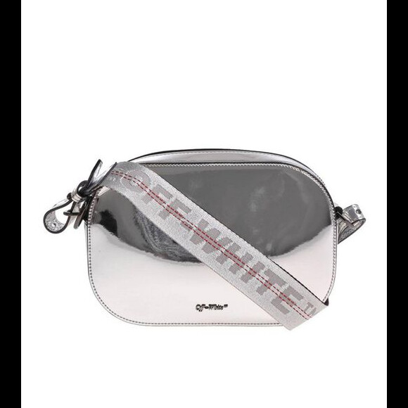 Bruna Marquezine escolheu uma bolsa metalizada da Off-White em Portugal