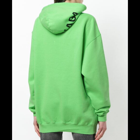 Bruna Marquezine escolheu um moletom Balenciaga, disponível apenas em verde no Brasil