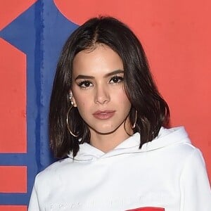 Bruna Marquezine usa look grifado ao chegar em Portugal para premiação neste sábado, dia 17 de novembro de 2018