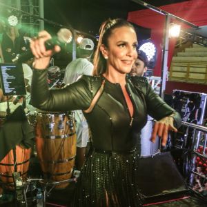 Rainha! Ivete Sangalo ganha coroa de fãs após cantar em micareta de Santa Catarina na sexta-feira, dia 17 de novembro de 2018