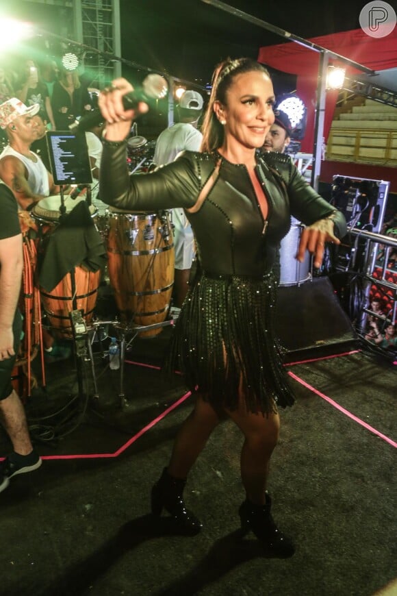 Rainha! Ivete Sangalo ganha coroa de fãs após cantar em micareta de Santa Catarina na sexta-feira, dia 17 de novembro de 2018