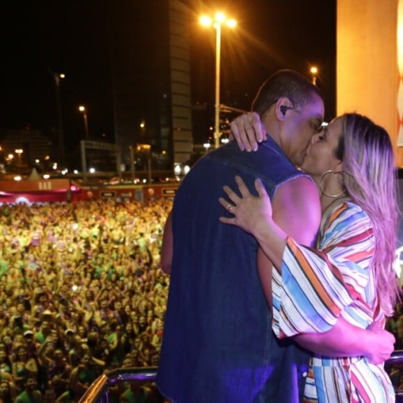 Carla Perez e Xanddy trocaram beijos em cima do trio elétrico