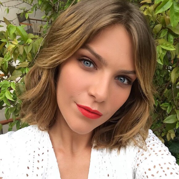 Isabella Santoni aproveitou as férias da TV para renovar o visual