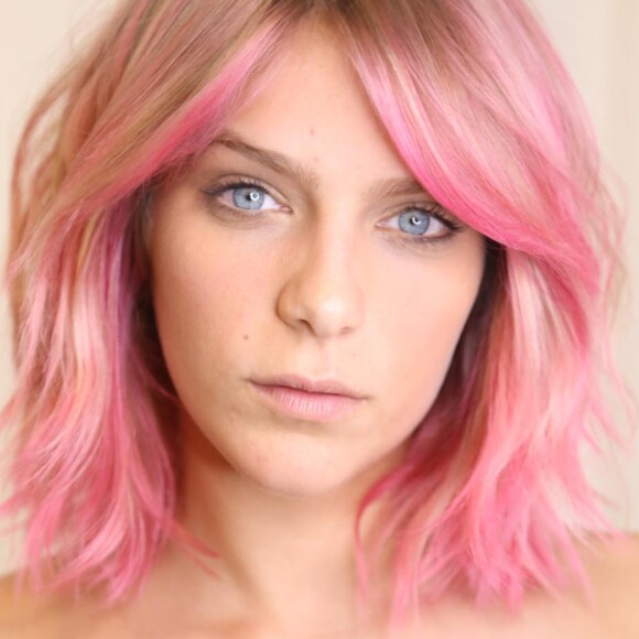 Isabella Santoni se despediu do tom natural do cabelo e adotou fios rosas