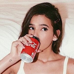 Bruna Marquezine combinou uma regata branca e jeans com casaco de pelo com animal print de onça 