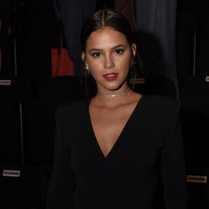 Bruna Marquezine usa look grifado em prêmio em Portugal, em 17 de novembr de 2018