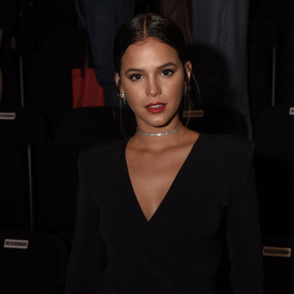 Bruna Marquezine usa look grifado em prêmio em Portugal, em 17 de novembr de 2018