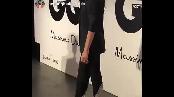 Bruna Marquezine escolhe terninho Area e sapatos Yves Saint-luarent para premiação em Portugal