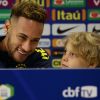 Neymar postou foto com o filho, Davi Lucca, durante coletiva de imprensa da Seleção Brasileira