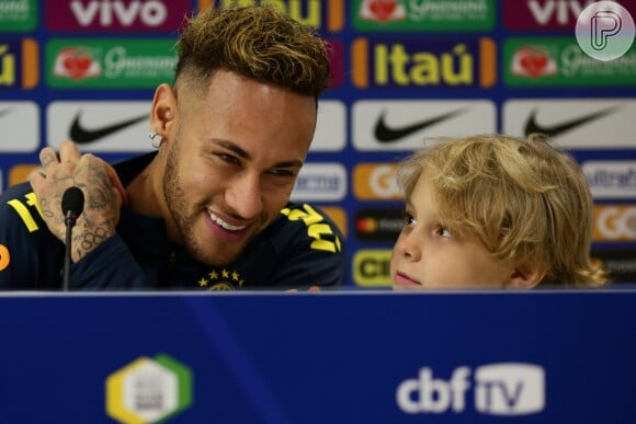 Neymar postou foto com o filho, Davi Lucca, durante coletiva de imprensa da Seleção Brasileira