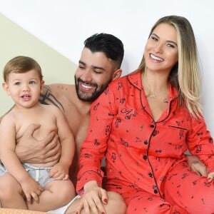 Andressa Suita se derreteu ao ver o marido tocando para os filhos: 'Homens da minha vida'