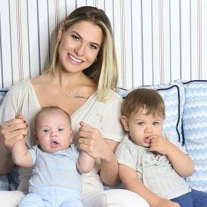 Andressa Suita, além de seus filhos e do marido, também mostrou seu pai