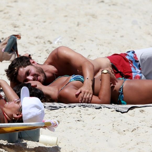 Giulia Costa e o DJ Philippe Correia já foram clicados juntos em praias do Rio