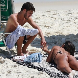 Giulia Costa e o novo romance, DJ Philippe Correia, são fãs de praia