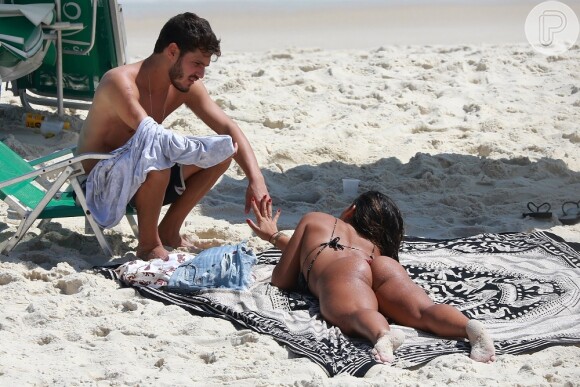 Giulia Costa e o novo romance, DJ Philippe Correia, são fãs de praia