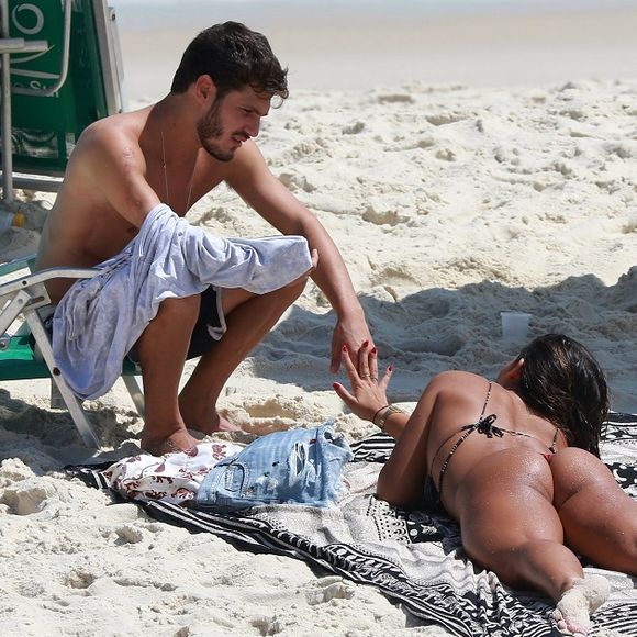 Giulia Costa e o novo romance, DJ Philippe Correia, são fãs de praia